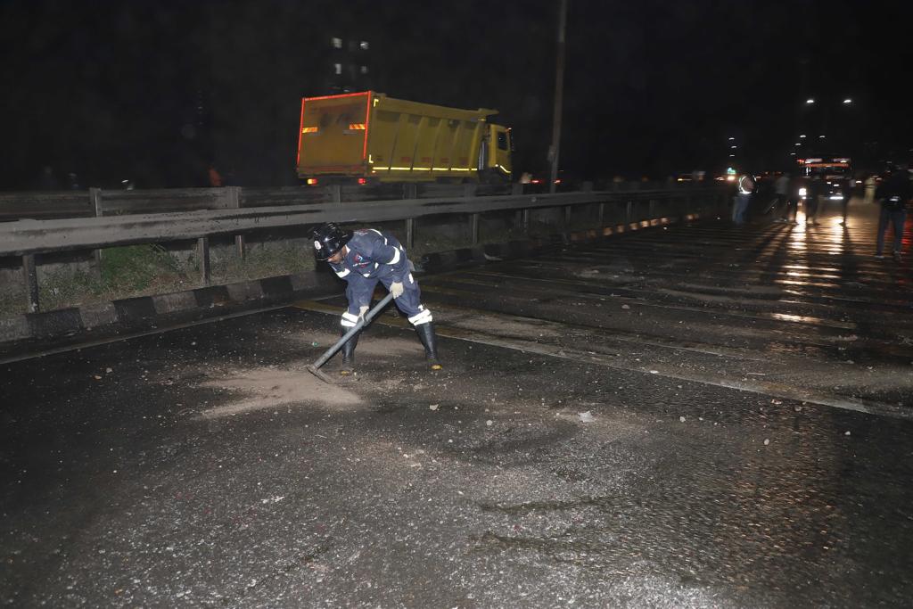 pune navale bridge accident photos Tanker hits 45 vehicles