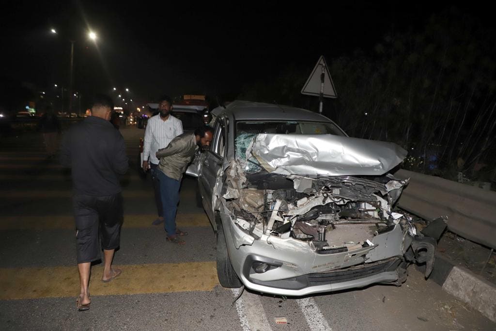 pune navale bridge accident photos Tanker hits 45 vehicles