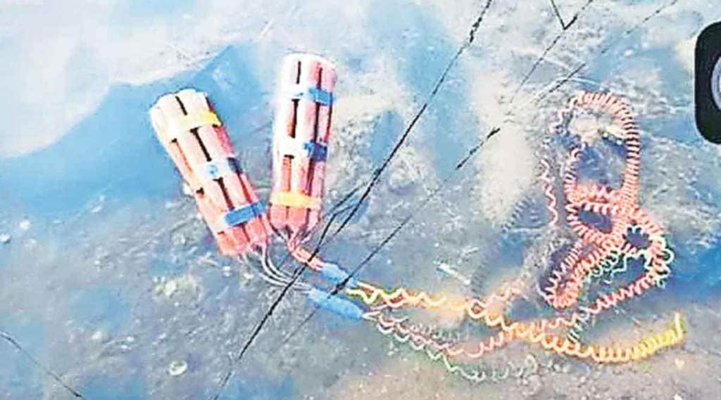 मुंबई-गोवा महामार्गावर नदीपात्रात सापडलेली स्फोटके नकली निघाली आहेत