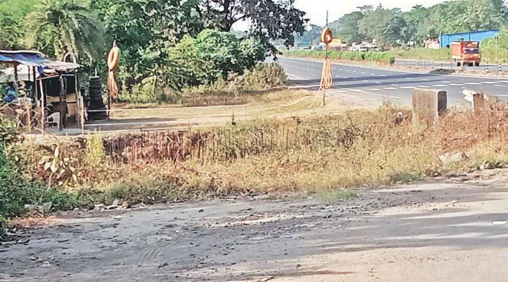 सेवा रस्त्यांची कामे अपूर्ण ; राष्ट्रीय महामार्गावरील सेवा रस्त्यांची कामे अनेक ठिकाणी संथगतीने; वाहनचालकांचे हाल