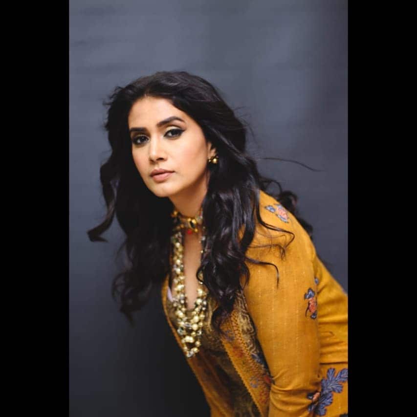sonali kulkarni hot photoshoot 