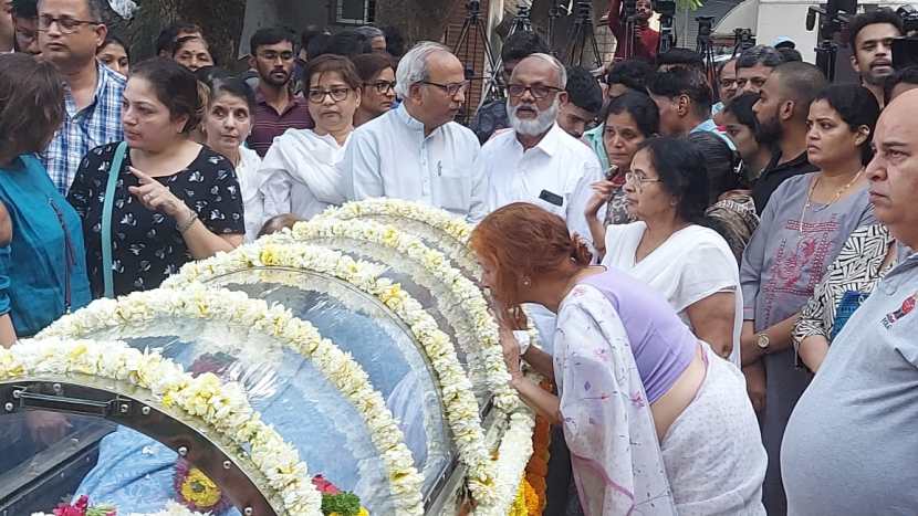 विक्रम गोखले यांच्या पार्थिवाचं अंतिम दर्शन घेताना कुटुंबिय भावूक झाले होते.