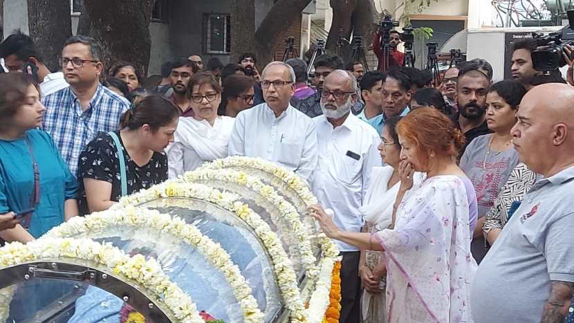 त्यांचे पार्थिव आज दुपारी चार वाजता पुण्याच्या बालगंधर्व रंग मंदिर येथे अंतिम दर्शनासाठी ठेवण्यात आलं होतं.