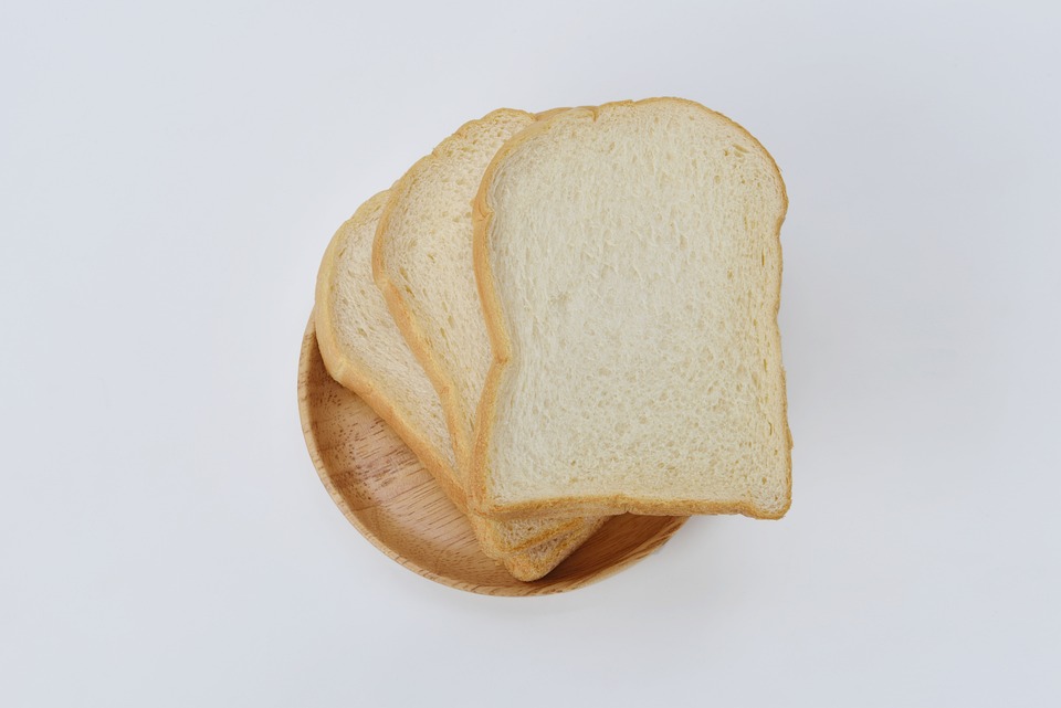 अनेकजण सकाळी नाश्ता करतात. परंतु, काहीजण नाश्त्यामध्ये पांढरे ब्रेड (White Bread) खातात. हे ब्रेड आपल्या शरीरासाठी खूप हानिकारक असतात. (Photo-pixabay)