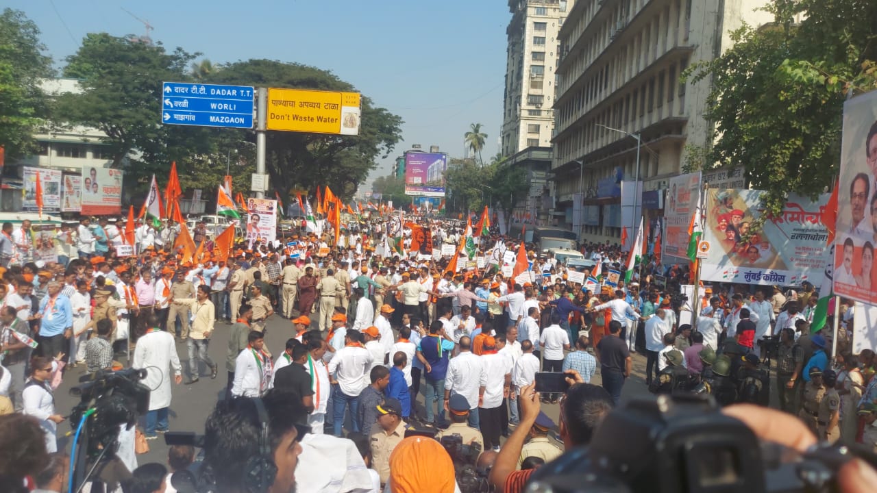 तसेच, महाराष्ट्र-कर्नाटक सीमाप्रश्नी मुख्यमंत्री बोम्मईंची विधान, राज्यातील प्रकल्पांची पळवापळव, महागाई आणि बेरोजगारी या विरोधात आज ( १७ डिसेंबर ) महाविकास आघाडीच्या वतीने 'हल्ला बोल' मोर्चाचं आयोजन करण्यात आलं आहे.