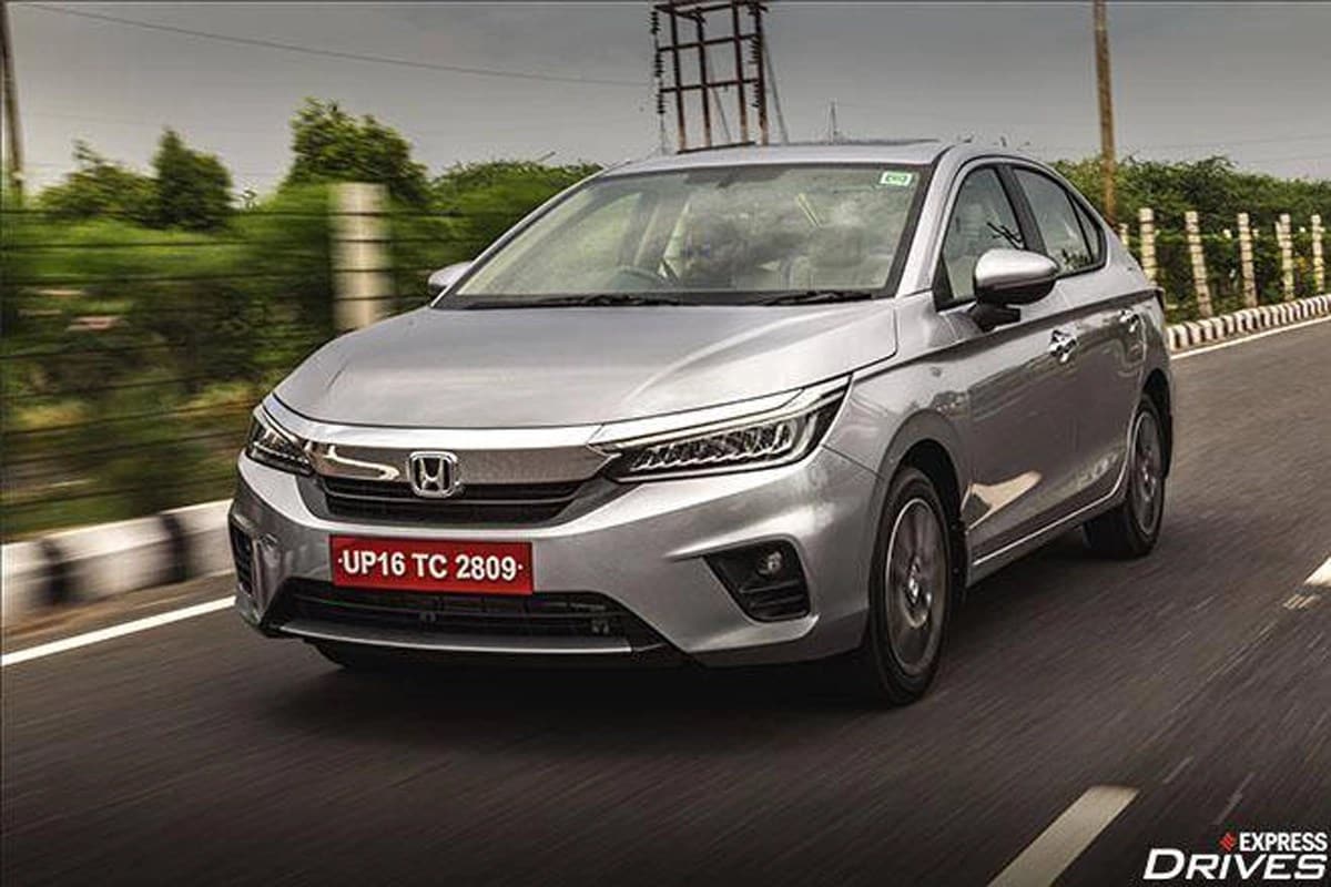 5th Generation Honda City: होंडा या कारवर ३०,००० रुपयांची रोख सवलत, २०,००० हजार रुपयांची एक्सचेंज डिस्काउंट, ७ हजार रुपयांचा Honda एक्सचेंज बोनस, ८,००० ची कॉर्पोरेट सूट आणि ३२,१४५ किमतीच्या विनामूल्य अॅक्सेसरीज त्याच्या पाचव्या पिढीतील सिटी कारच्या सर्व पेट्रोल प्रकारांवर देत आहे. या कारच्या खरेदीवर ग्राहक एकूण ७२,१४५ रुपयांपर्यंत बचत करू शकतात.