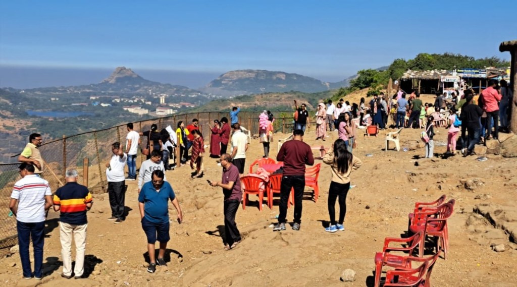 Crowd of tourists in Lonavala due to weekend, Christmas