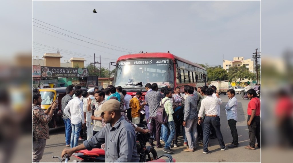 सोलापुरात प्रहार संघटनेने कर्नाटक प्रवासी बसला फासले काळे; बसचालकाचा मात्र सत्कार