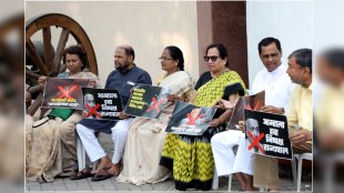 Punes ex mayor protested in front of the Raj Bhavan against the governor