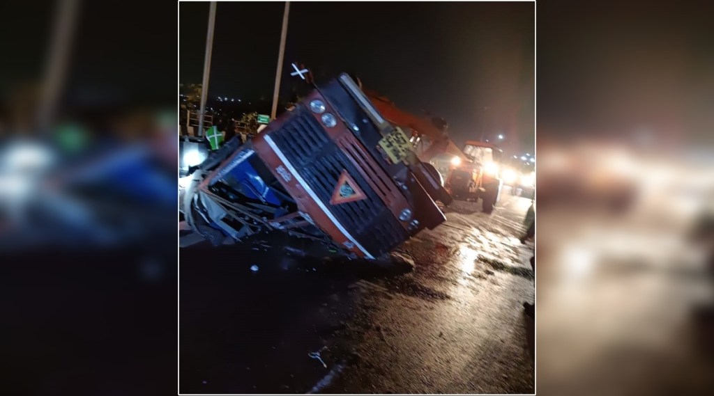 मुंबई-बंगळुरू बाह्यवळण मार्गावरील दरी पुलावर ट्रकचा अपघात