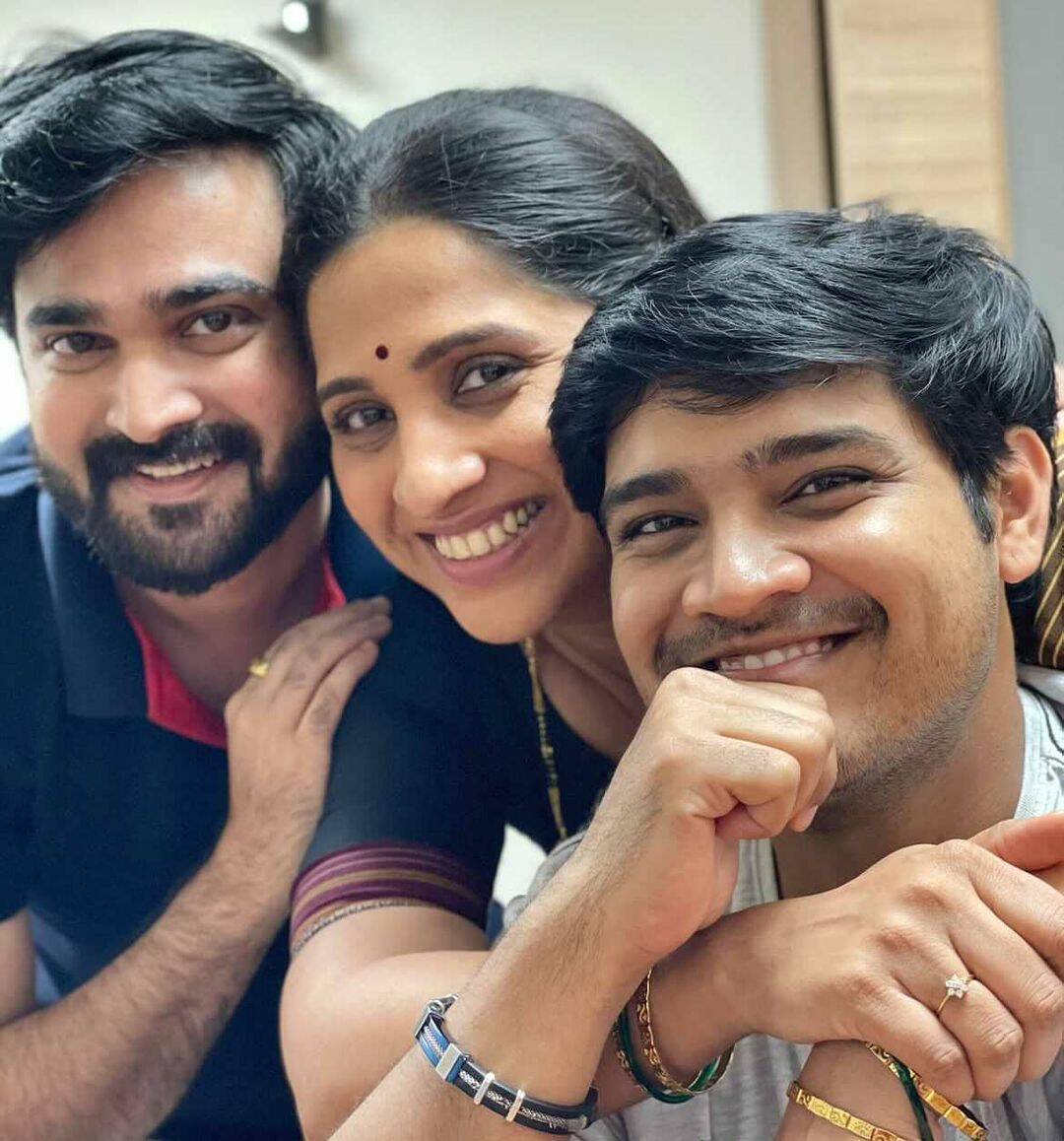 Aai-Kuthe-Kay-Karte anagha baby shower