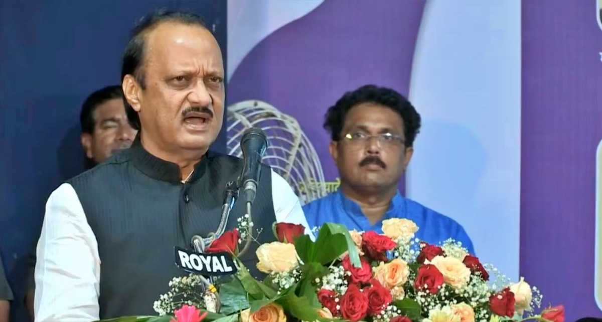 इतकंच नाही तर अजित पवारांनी या कार्यक्रमात चित्रपटाच्या नावासह साधना सरगम यांच्या गाण्यांची यादीच वाचून दाखवली आणि त्यांच्या दुसऱ्या स्वभावाचीही झलक दाखवली.
