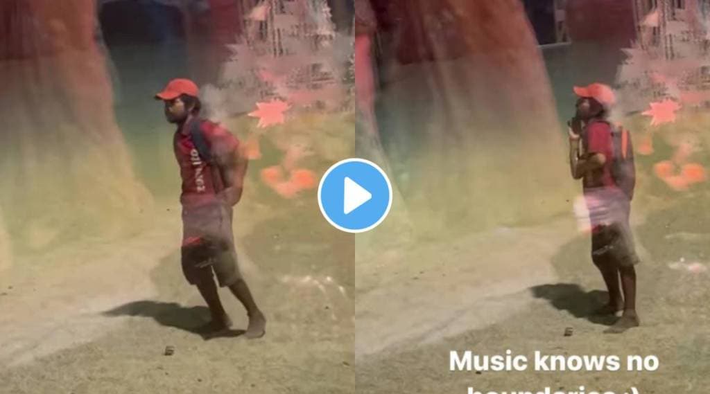 Delivery boy dances on sapne me milti hai song outside wedding viral Video wins internet