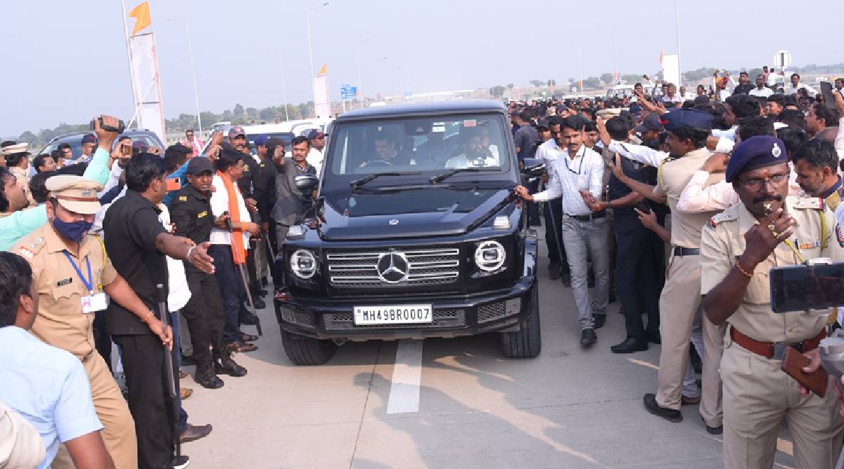 त्यापूर्वी रविवारी मुख्यमंत्री एकनाथ शिंदे आणि उपमुख्यमंत्री देवेंद्र फडणवीस यांनी नागपूर-शिर्डी मार्गाचा पाहणी दौरा नागपूरपासून सुरू झाला. त्यावेळी शिंदे आणि फडणवीस हे एकाच गाडीतून दौ-यासाठी निघाले. तर, फडणवीस गाडी चालवत होते.