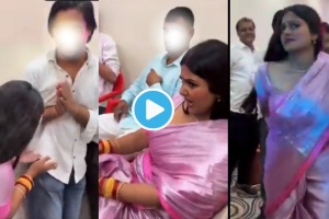 Video Indian Aunty Wearing Saree Dancing On Mere Husband Mujhko Pyaar Nahi Karte Husband Reaction Went Viral
