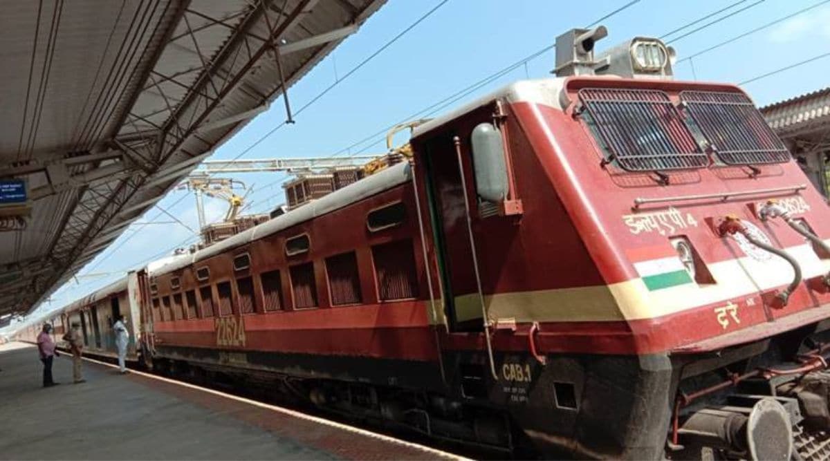 प्रवाशांसाठी रेल्वेची भन्नाट सुविधा! प्रवासादरम्यान बिनधास्त झोपा (Photo : Indian Express)