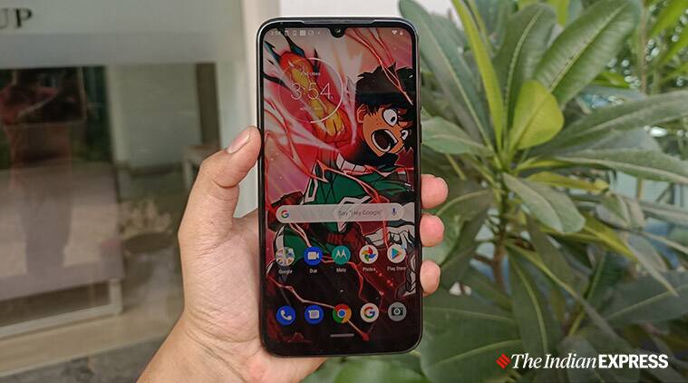 Motorola G8: लेनोवोच्या मालकीच्या मोटोरोला बजेट फोन मोटोरोला G8 पावर लाइटमध्ये ५००० mAh ची मोठी बॅटरी देण्यात आली आहे. स्मार्टफोनमध्ये 8MP सेल्फी शूटसाठी वॉटर-ड्ऱॉप नॉचसह ६.५ इंचाचा HD+डिस्प्ले देण्यात आला आहे. या स्मार्टफोनमध्ये अॅड्रॉईड 9 देण्यात आला आहे. या स्मार्टफोनची सध्या बाजारात किंमत ८,९९९ रुपये इतकी आहे.