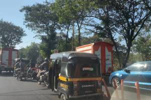 day by day problem of parking navi mumbai city getting more serious huge traffic jam vashi kopri Signal