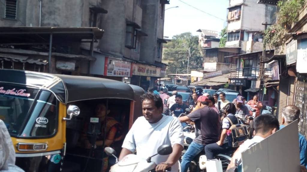 hanuman mandir road thakurli in throes of vehicular congestion students suffer from traffic in dombivali