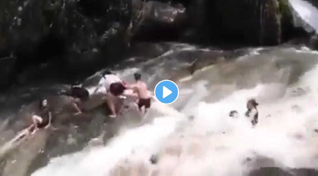 Video: धबधब्याखाली खेळत असताना पर्यटकांवर काळाने घातला घाला; क्षणात डोळ्यासमोर सगळे पाण्यात…