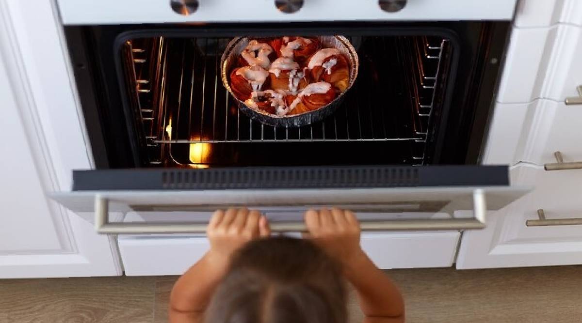 मायक्रोवेव्हमध्ये चुकूनही करू नका 'हे' पदार्थ गरम; आरोग्यासाठी ठरू शकते धोकादायक Which food