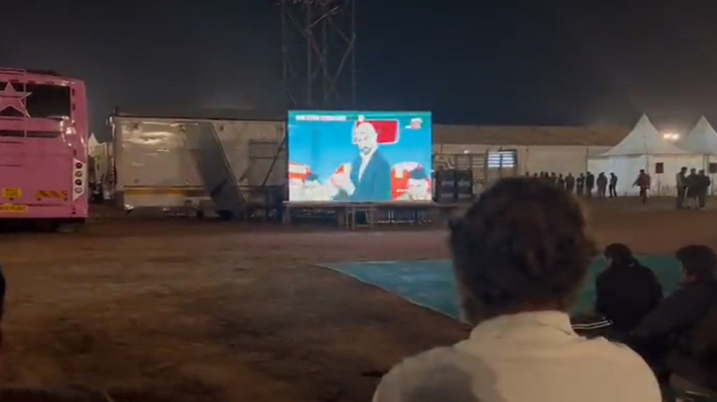 VIDEO : राहुल गांधींचं फुटबॉल प्रेम, ‘भारत जोडो’ यात्रेदरम्यान पाहिला FIFA World Cupचा सामना