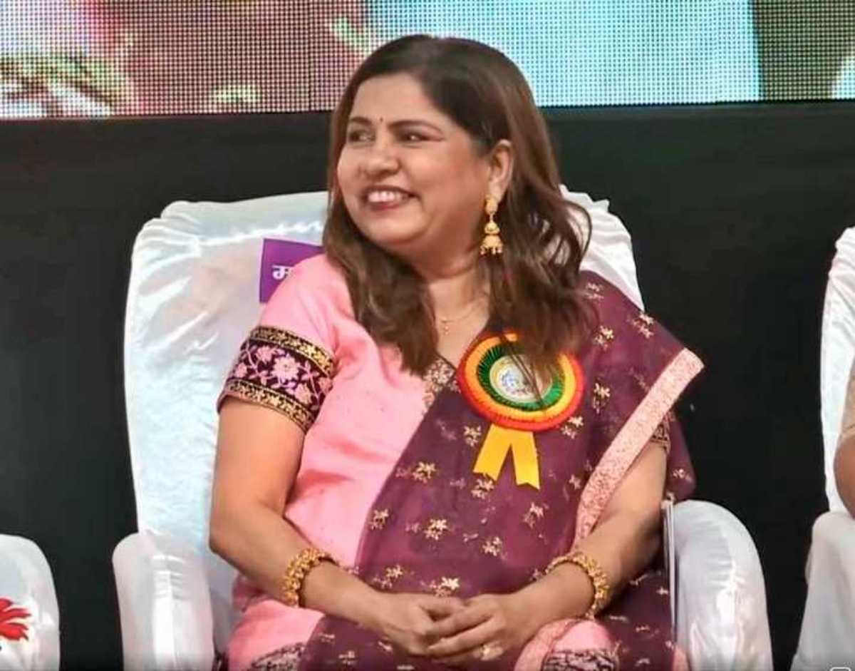 परंतु, आमच्या महाराष्ट्राच्या निसर्गसौंदर्य असणाऱ्या रत्नागिरीत जन्माला आलेल्या आमच्या भगिनीने अशा पद्धतीने सुंदर प्रकारची गाणी गायली - अजित पवार