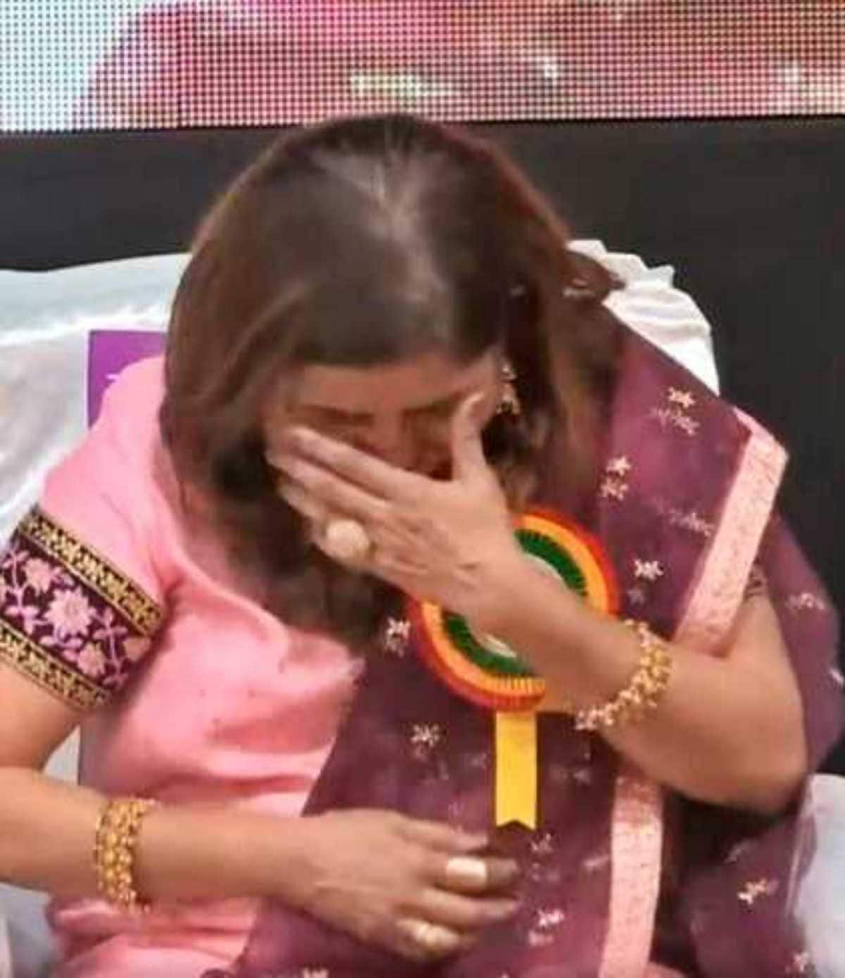 अजित पवारांनी स्वतःवरच मिश्किल टिपण्णी केल्यानंतर गायिका साधना सरगम यांच्यासह सर्वांनाच हसू अनावर झाले होते.