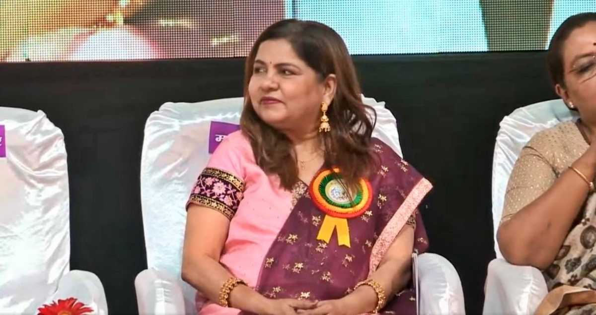 आपल्या सर्वांच्या आवडत्या गायिका साधना सरगम यांनी दोन दशकं बॉलिवूडवर राज्य केलं. त्यांच्या गोड, सुमधुर आवाजाने प्रेक्षकांना अक्षरशः भूरळ घातली - अजित पवार