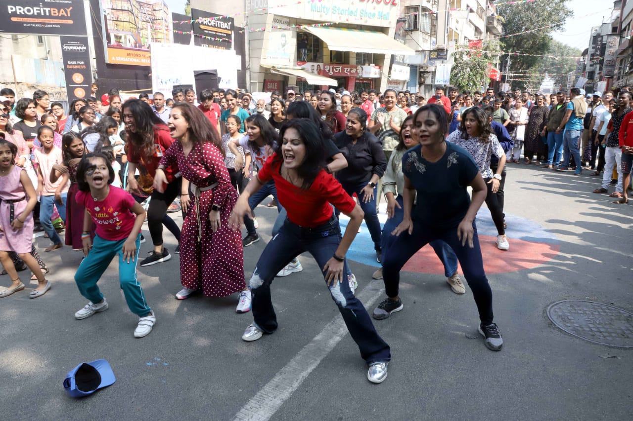 पादचारी दिनानिमित्त रस्त्याला आकर्षक रंगरंगोटी करण्यात आली होती.