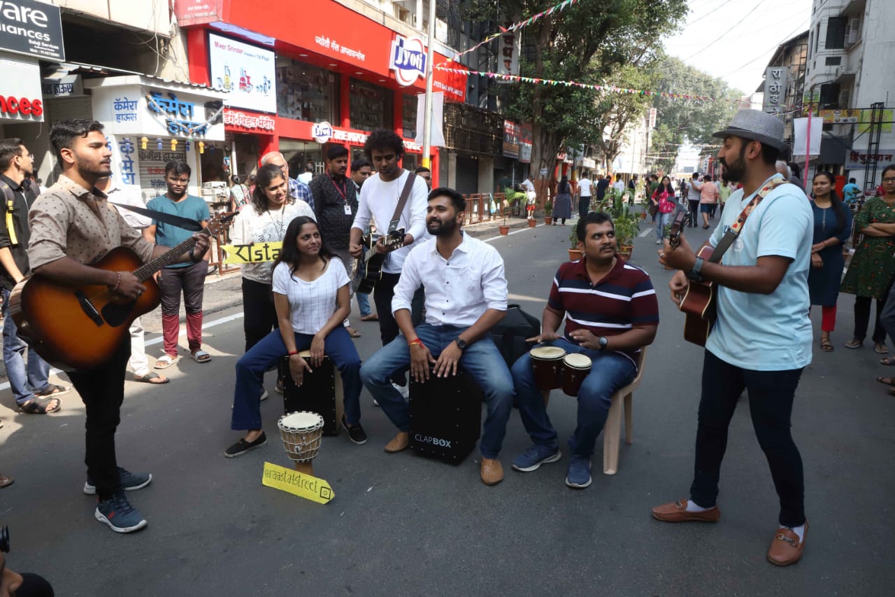 विना अडथळा चालण्याचा अनुभवही पादचाऱ्यांनी यानिमित्ताने घेतला. उंबऱ्या गणपती चौक ते गरुड गणपती चौक या दरम्यान पादचारी दिन साजरा करण्यात आला.