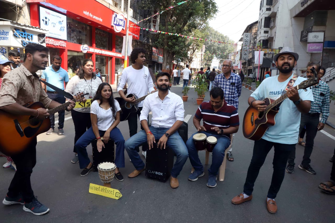 पादचाऱ्यांनी मोकळ्या वातावरणाचा अनुभव घेतला.