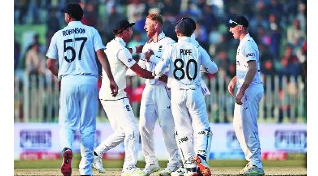 पाकिस्तान-इंग्लंड कसोटी मालिका :पाकिस्तानला विजयासाठी २६३ धावांची गरज