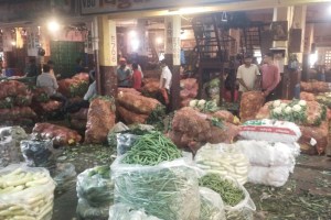 Prices of vegetables dropped by fifty percent at the APMC wholesale vegetable market in Vashi