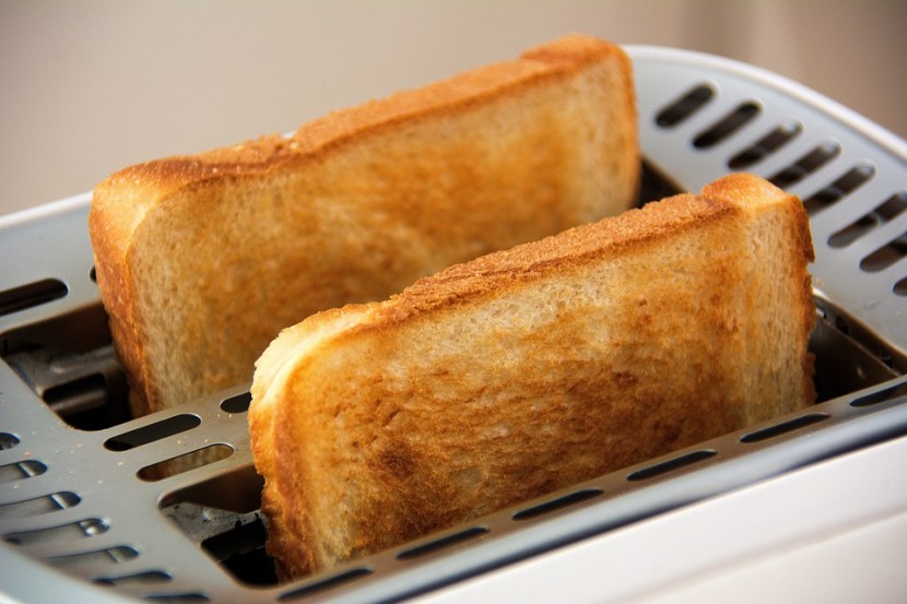 बहुतेक लोक त्यांच्या सकाळच्या नाश्त्यामध्ये ब्रेड खातात. बाजारात वेगवेगळ्या प्रकारचे ब्रेड उपलब्ध आहेत. बऱ्याच जणांना चहासोबत ब्रेड खायला देखील आवडते. (Photo-pixabay)
