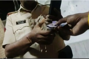 The traffic officer of Kolsewadi branch demanded a bribe of Rs.500 from the rickshaw driver