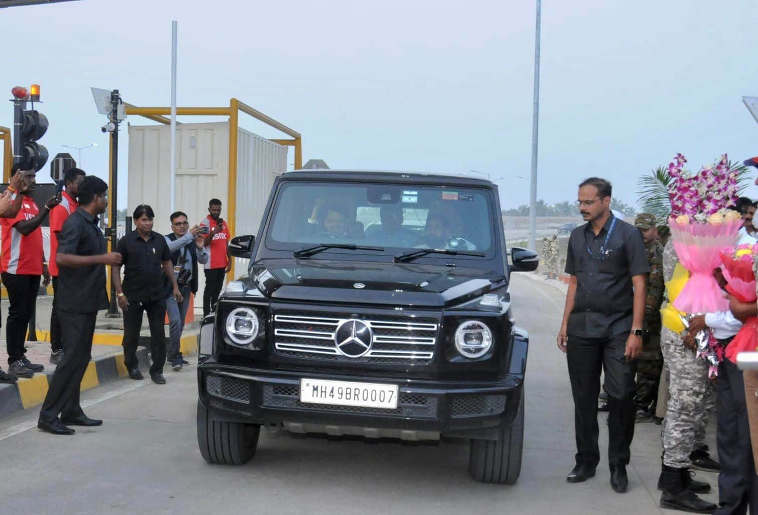 fadnavis eknath shinde samrudhi mahamarg Mercedes Benz G350d Car Driven By Deputy Chief Minister Devendra Fadnavis Know Features And Price in Marathi