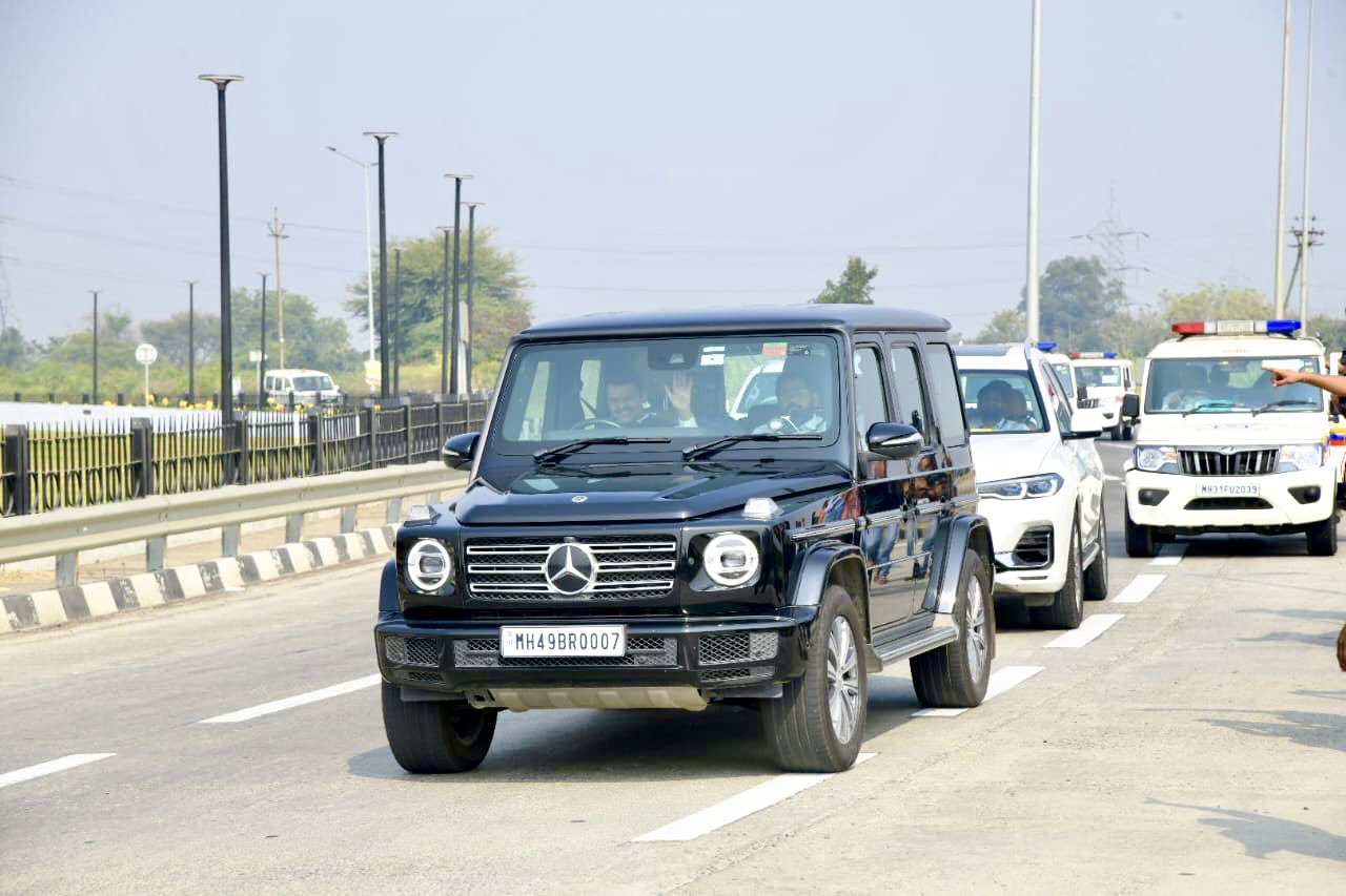 fadnavis eknath shinde samrudhi mahamarg Mercedes Benz G350d Car Driven By Deputy Chief Minister Devendra Fadnavis Know Features And Price in Marathi