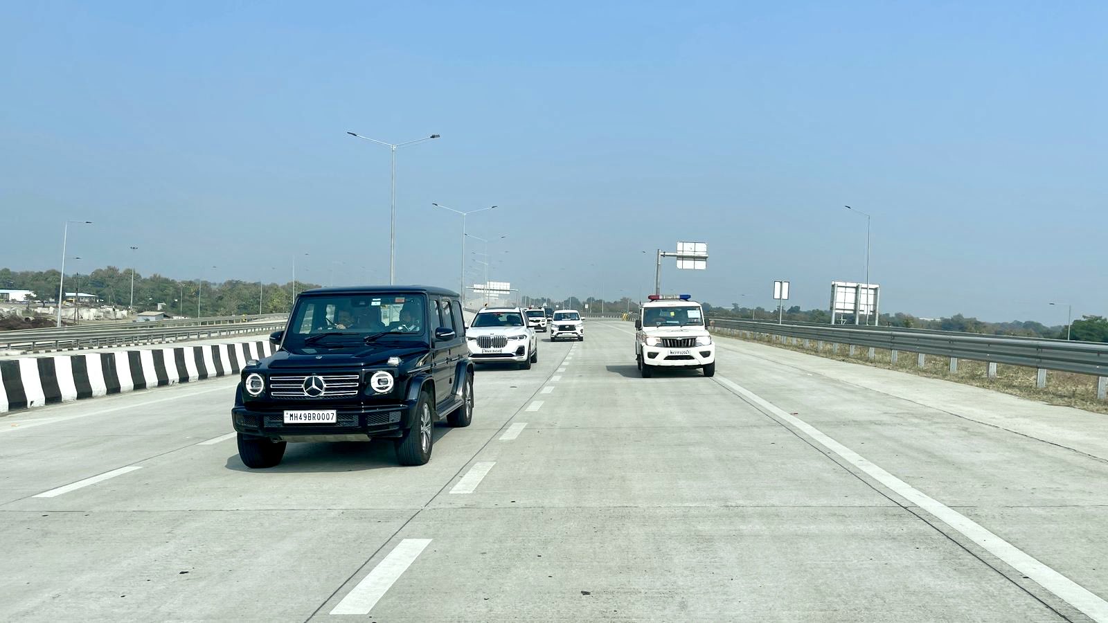 fadnavis eknath shinde samrudhi mahamarg Mercedes Benz G350d Car Driven By Deputy Chief Minister Devendra Fadnavis Know Features And Price in Marathi