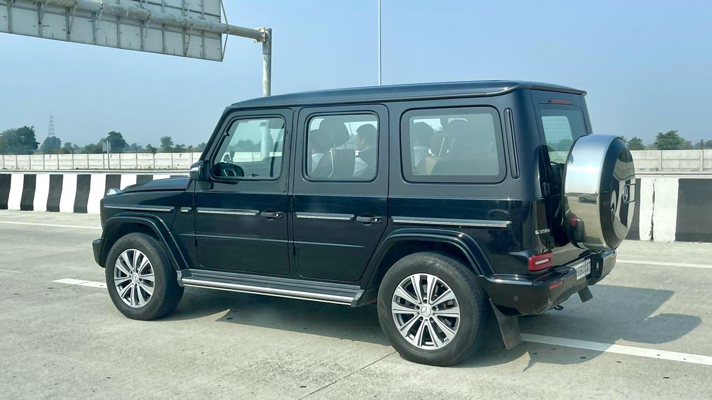 fadnavis eknath shinde samrudhi mahamarg Mercedes Benz G350d Car Driven By Deputy Chief Minister Devendra Fadnavis Know Features And Price in Marathi