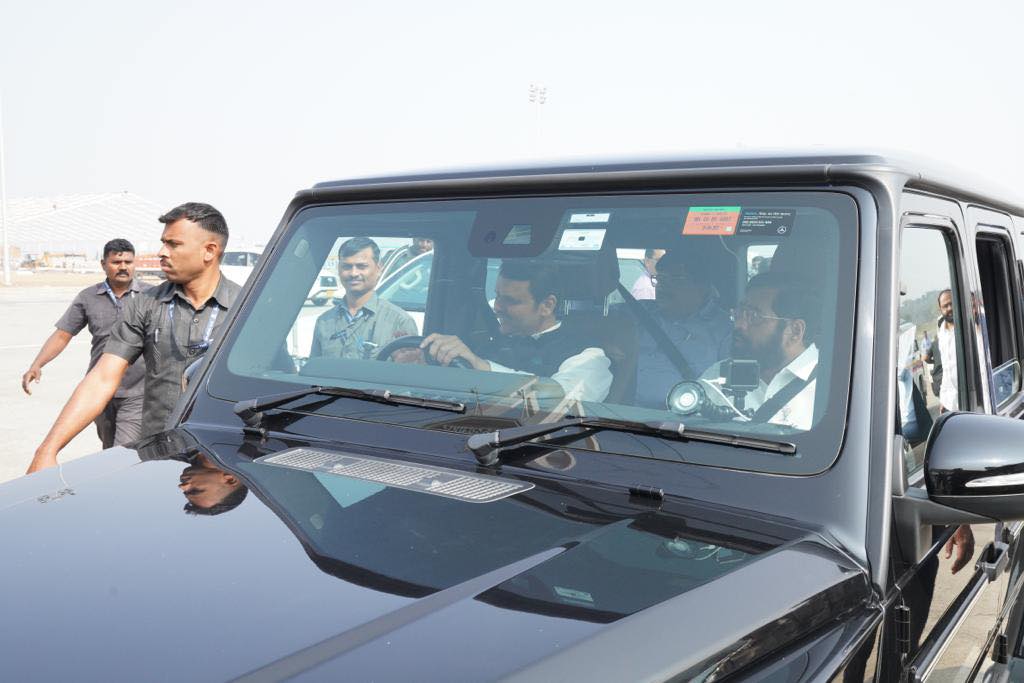 fadnavis eknath shinde samrudhi mahamarg Mercedes Benz G350d Car Driven By Deputy Chief Minister Devendra Fadnavis Know Features And Price in Marathi