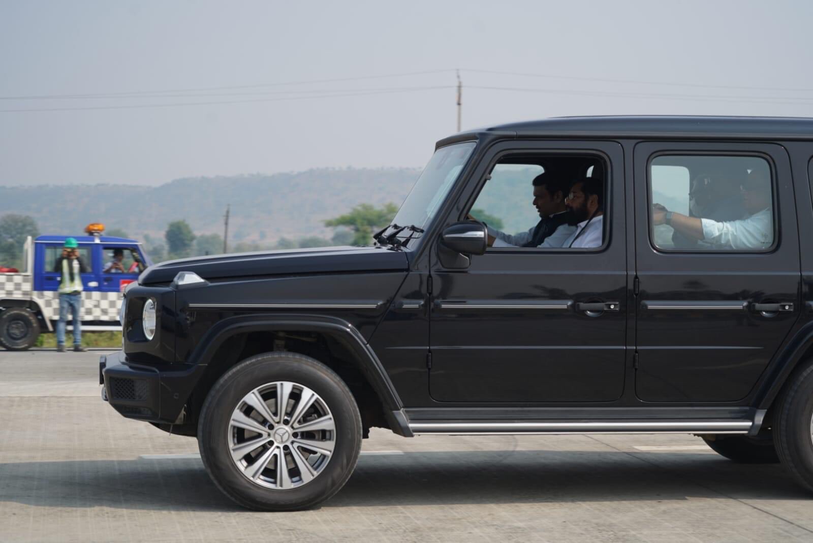 fadnavis eknath shinde samrudhi mahamarg Mercedes Benz G350d Car Driven By Deputy Chief Minister Devendra Fadnavis Know Features And Price in Marathi