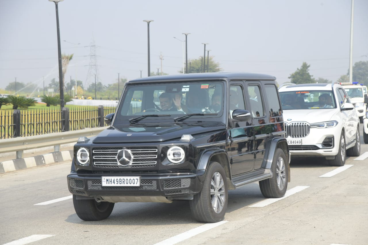 fadnavis eknath shinde samrudhi mahamarg Mercedes Benz G350d Car Driven By Deputy Chief Minister Devendra Fadnavis Know Features And Price in Marathi