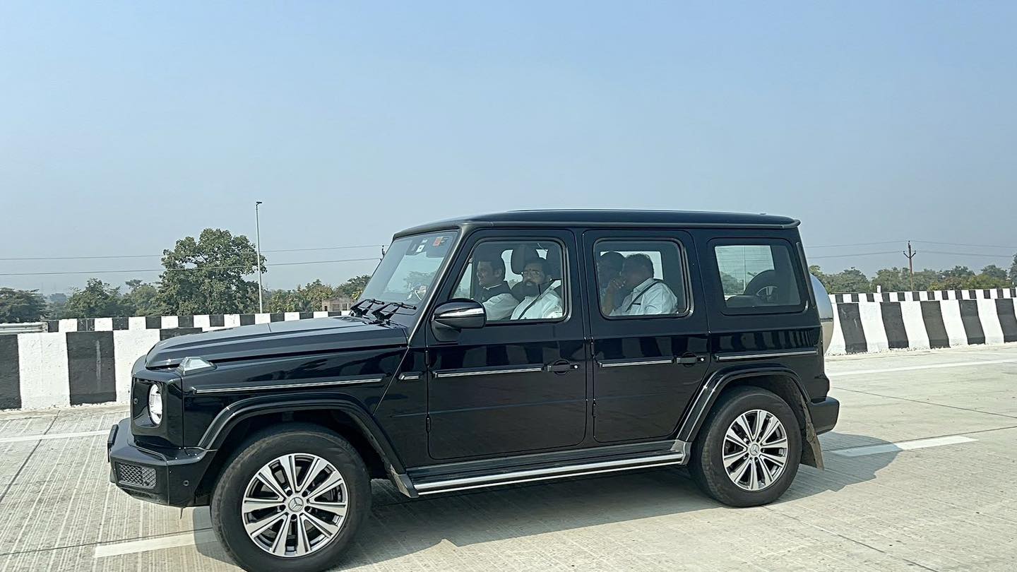 fadnavis eknath shinde samrudhi mahamarg Mercedes Benz G350d Car Driven By Deputy Chief Minister Devendra Fadnavis Know Features And Price in Marathi