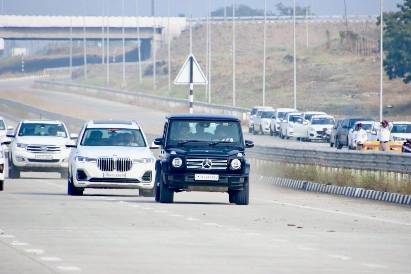 fadnavis eknath shinde samrudhi mahamarg Mercedes Benz G350d Car Driven By Deputy Chief Minister Devendra Fadnavis Know Features And Price in Marathi