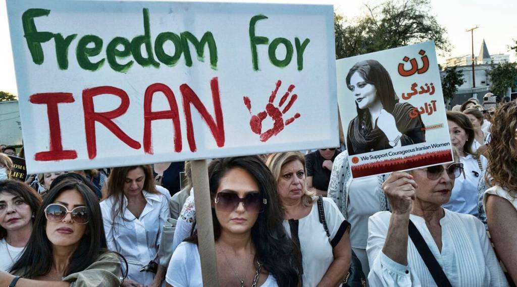 Hijab Ban: इराणमधल्या महिलांच्या हिजाब सक्तीविरोधातील संघर्षाला यश; ‘संस्कृतीरक्षक पोलिसां’चा गाशा गुंडाळला