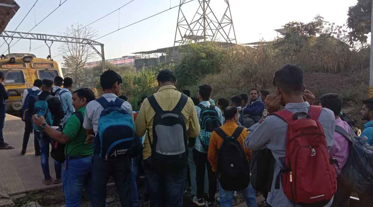 शहापूर: लोकलला उशीर झाल्याने आसनगाव स्थानकात प्रवाशांचा रेलरोको