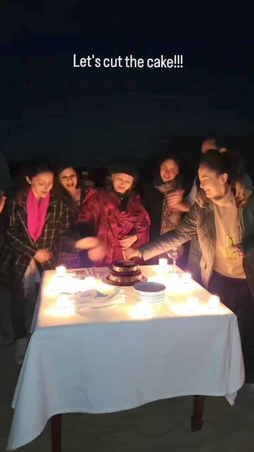 जैसलमेरच्या डेजर्ट कॅम्पमध्ये शर्मिला यांनी केक कापला. (Photo: Saba Pataudi/Instagram)