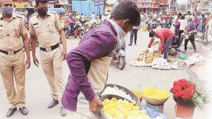 bmc persuades hawkers to accept central loan