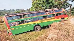 bus carrying tourists from nepal fall into farm in sawantwadi zws 70